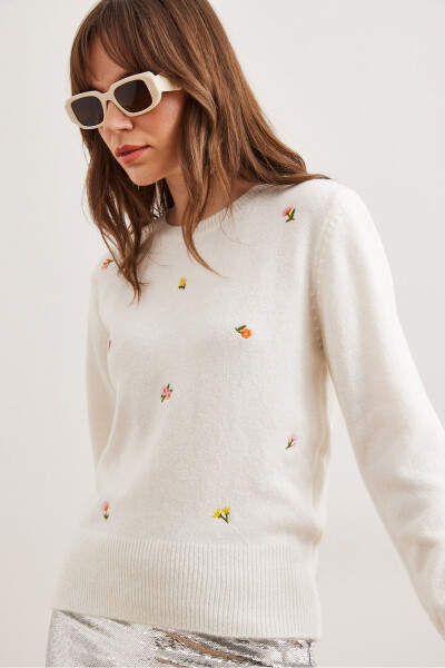 Women's Ecru Embroidered Soft Texture Knitted Sweater KZK-19000930 - 4