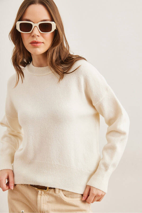 Women's Ecru Six Oval Cycling Collar Basic Knitted Sweater KZK-19000914 - 2