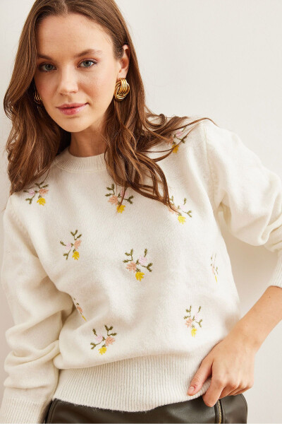 Women's Ecru Yellow Flower Embroidery Soft Knitted Pullover KZK-19000842 - OLALOOK (1)