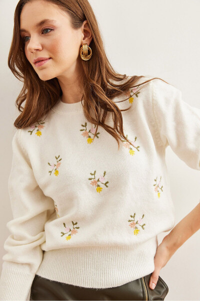 Women's Ecru Yellow Flower Embroidery Soft Knitted Pullover KZK-19000842 - 3