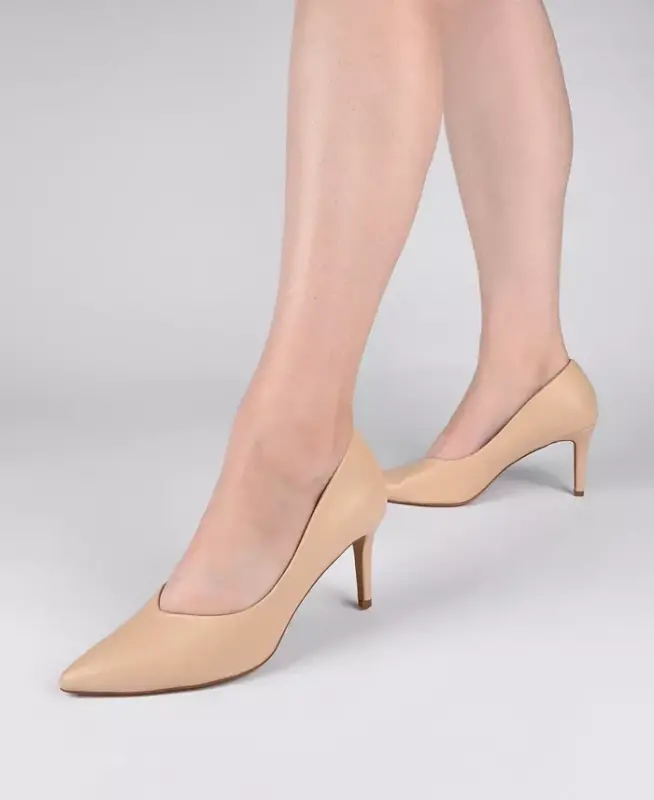 Women's Gabriella Pointed Toe Pumps - Shell - 9