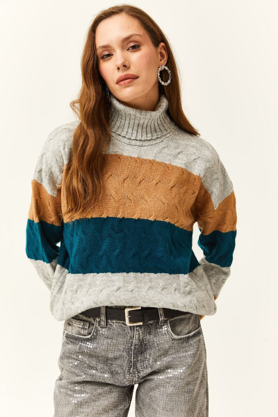 Women's Gray Cable Knit Sweater with Hairline Stripes and Soft Texture - 4