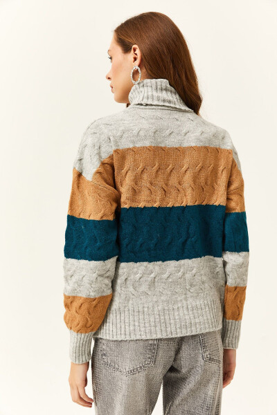 Women's Gray Cable Knit Sweater with Hairline Stripes and Soft Texture - 5