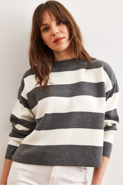 Women's Gray Crewneck Striped Sweater - OLALOOK