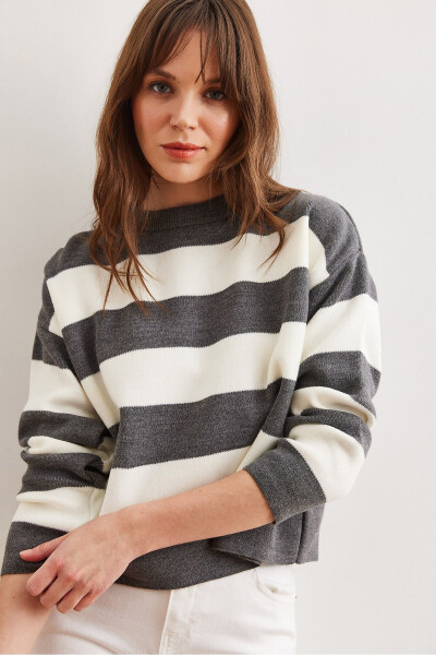 Women's Gray Crewneck Striped Sweater - 5