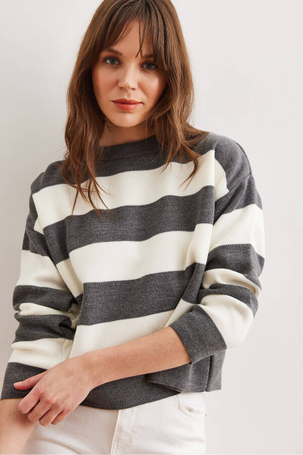 Women's Gray Crewneck Striped Sweater - 5