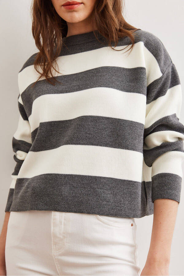 Women's Gray Crewneck Striped Sweater - 6