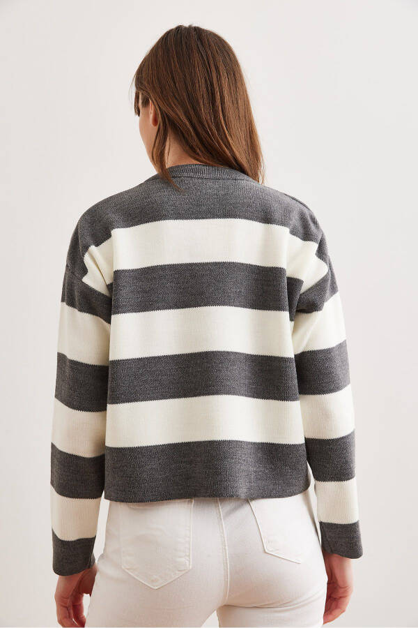Women's Gray Crewneck Striped Sweater - 7