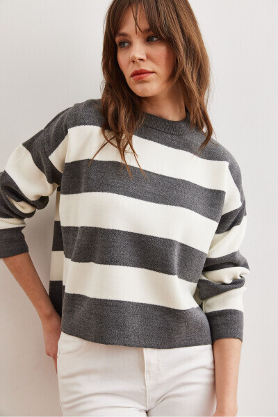 Women's Gray Crewneck Striped Sweater - 12