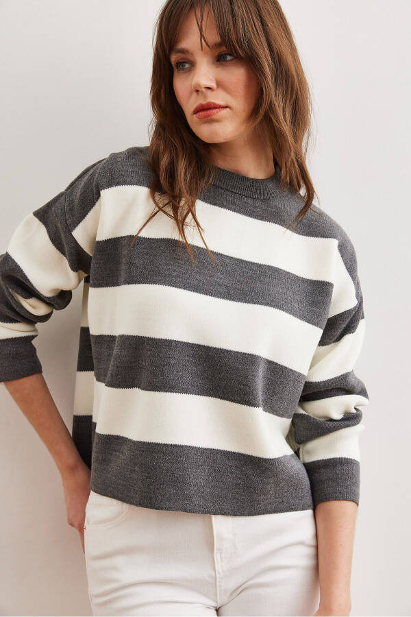 Women's Gray Crewneck Striped Sweater - 12