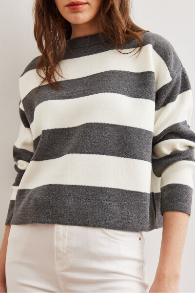 Women's Gray Crewneck Striped Sweater - 14
