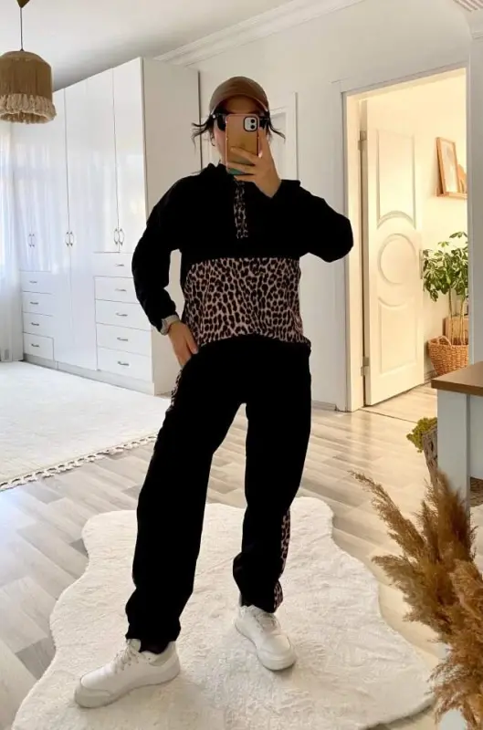 Women's Long Sleeve Leopard Detail Sweatshirt and Side Leopard Striped Detail Pants Two-Piece Set - 10