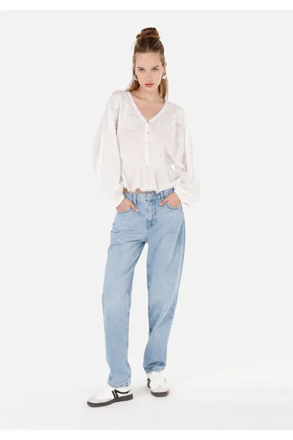 Women's long-sleeved, white, V-neck, regular fit, patterned shirt - 3