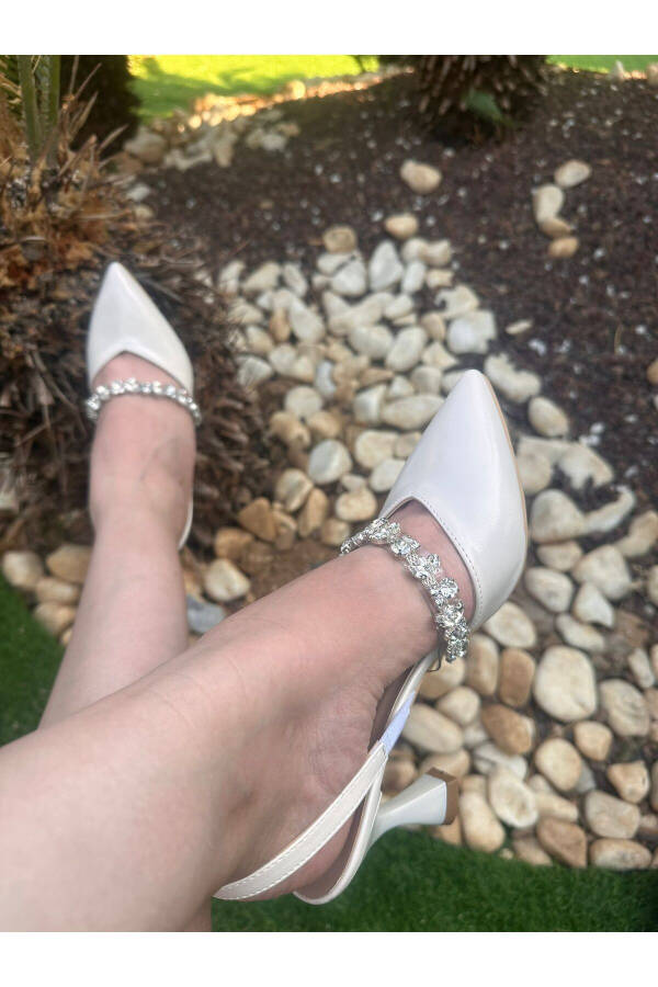 Women's Mother-of-Pearl Broken White 7 Cm Stiletto Wedding Shoe with Stones - 1