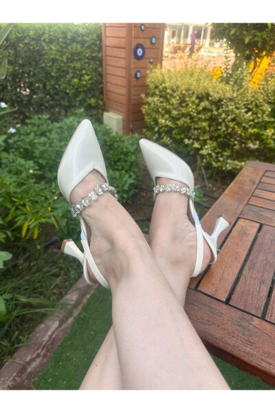 Women's Mother-of-Pearl Broken White 7 Cm Stiletto Wedding Shoe with Stones - 3