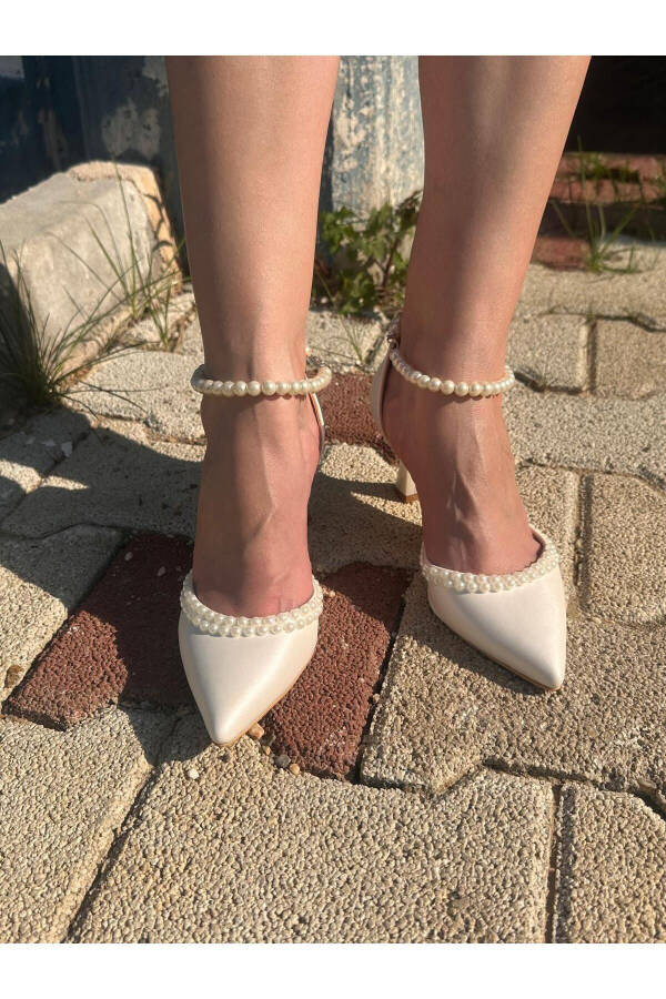 Women's Mother-of-Pearl Off-White Comfortable 7 CM Stiletto Wedding Shoes with Pearl Embellishment - 3