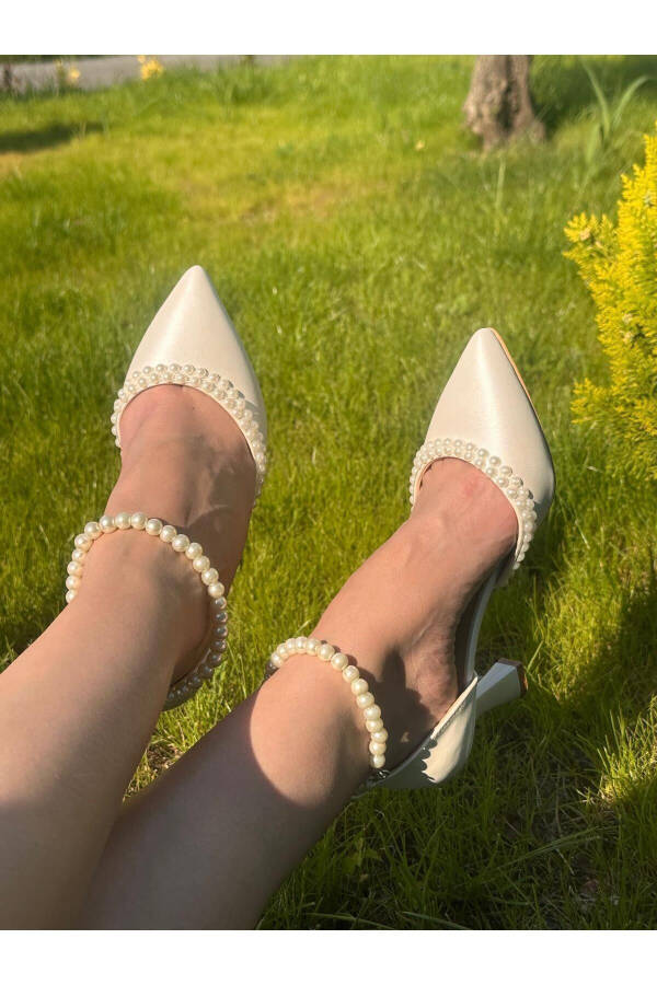 Women's Mother-of-Pearl Off-White Comfortable 7 CM Stiletto Wedding Shoes with Pearl Embellishment - 5