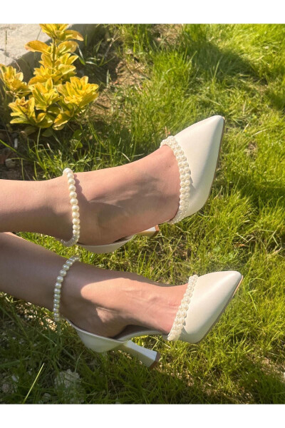 Women's Mother-of-Pearl Off-White Comfortable 7 CM Stiletto Wedding Shoes with Pearl Embellishment - 6