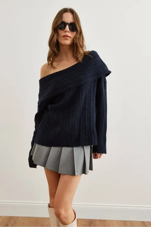 Women's Navy Madonna Collar Soft Textured Knit Sweater KZK-19000708 - 4