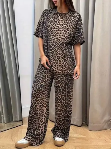 Women's Short Sleeve Crew Neck Two-Thread Leopard Print Blouse And Pants Two-Piece Set - 1