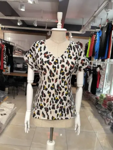 Women's Short Sleeve V Neck Leopard Pattern Crepe Blouse - 5