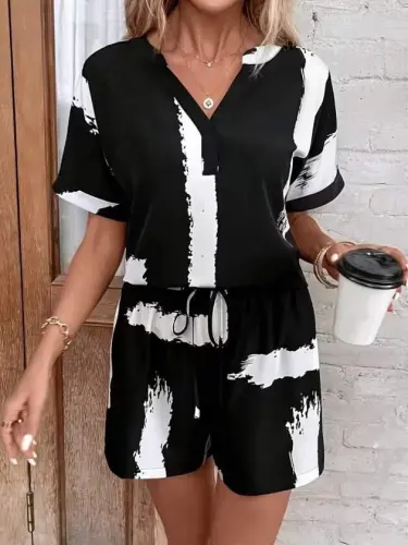 Women's Short Sleeve V-Neck Patterned Blouse And Shorts Two-Piece Single Jersey Set - 6