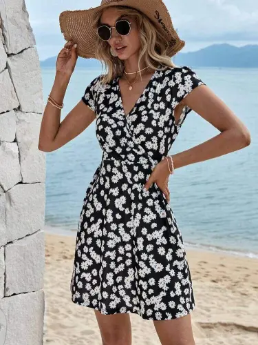Women's Short Sleeve Wrap V Neck Daisy Print Crepe Dress - 4