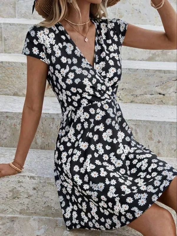 Women's Short Sleeve Wrap V Neck Daisy Print Crepe Dress - 6