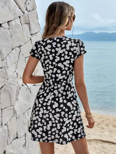 Women's Short Sleeve Wrap V Neck Daisy Print Crepe Dress - 8