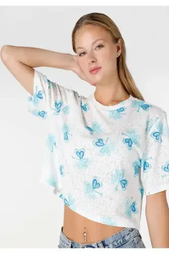 Women's short-sleeved, white, regular fit printed crop top. - 1