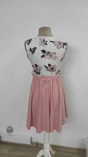 Women's Sleeveless V-Neck Floral Print Belted Scuba Dress - 6