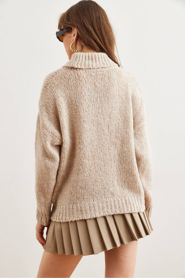 Women's Stone Crew Neck Soft Touch Chunky Knit Sweater KZK-19000936 - 7