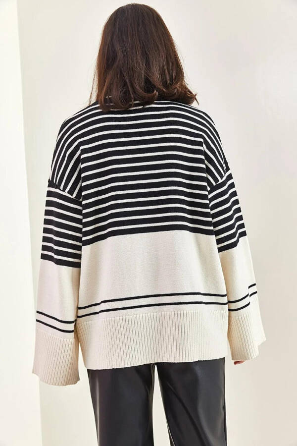 Women's Striped Knit Sweater - 12