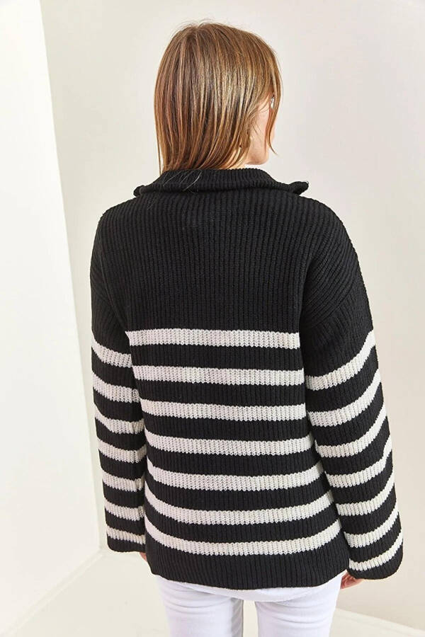 Women's Striped Oversized Zippered Knit Sweater - 10