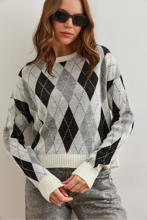 Women's White Baklava Pattern Crop Knitted Cardigan KZK-19000910 - 1