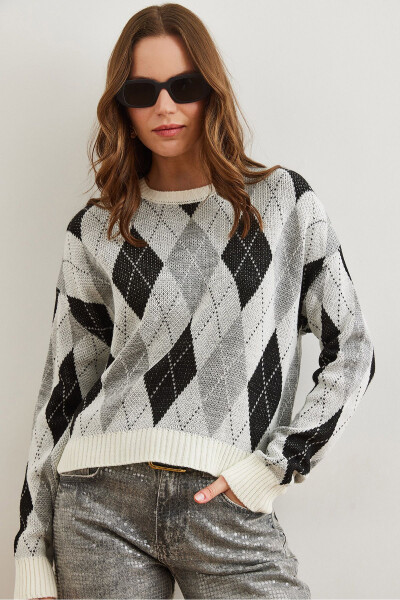 Women's White Baklava Pattern Crop Knitted Cardigan KZK-19000910 - 2