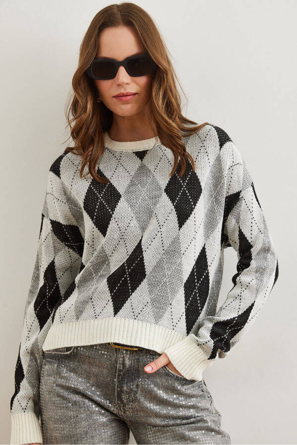 Women's White Baklava Pattern Crop Knitted Cardigan KZK-19000910 - 2