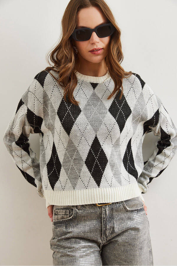 Women's White Baklava Pattern Crop Knitted Cardigan KZK-19000910 - 3