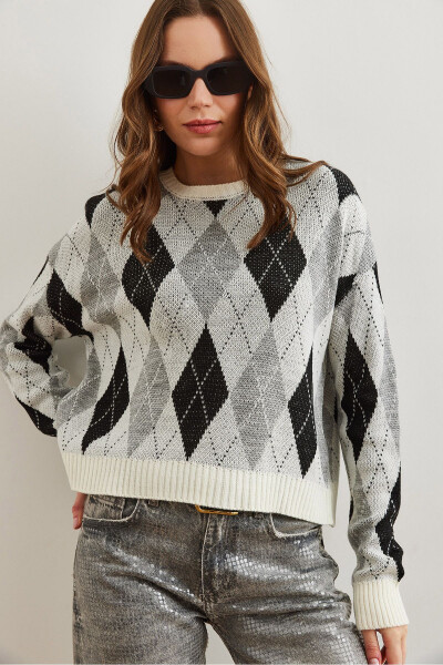 Women's White Baklava Pattern Crop Knitted Cardigan KZK-19000910 - 4