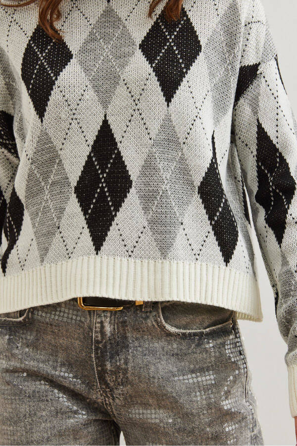 Women's White Baklava Pattern Crop Knitted Cardigan KZK-19000910 - 5