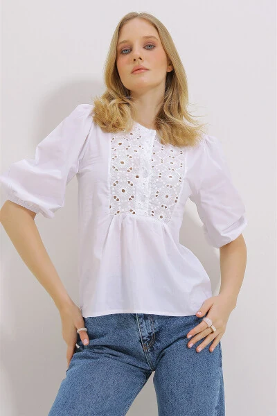 Women's White Crew Neck Elastic Cuff Guipure Blouse ALC-X11429 - TREND ALAÇATI STILI (1)