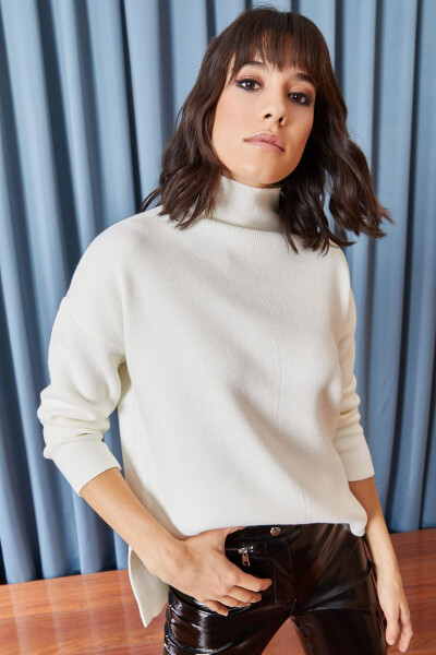 Women's White High Collar Thick Knitted Sweater KZK-19000140 