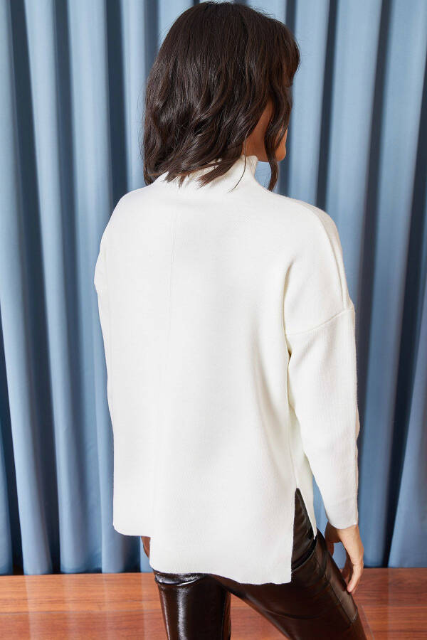 Women's White High Collar Thick Knitted Sweater KZK-19000140 - 4