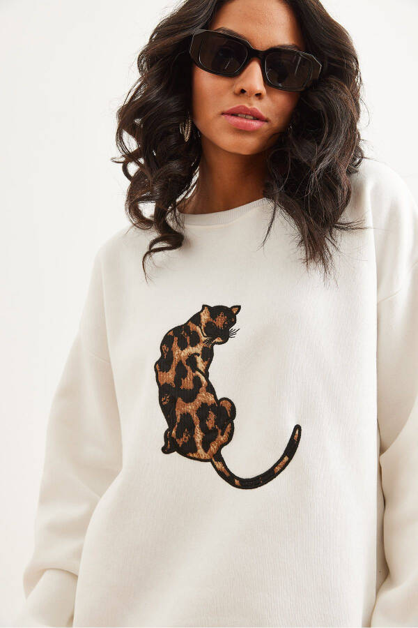 Women's White Leopard Applique Oversize Sweatshirt SWT-19000698 - 7