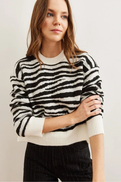 Women's Zebra Black Soft Textured Thick Knit Sweater KZK-19000848 - 4