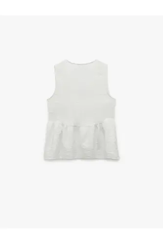 X Melis Ağazat - Deniz Kabuğu Aksesuar Detaylı V Yaka Kolsuz Peplum Bluz - Beyaz Desenli - 4