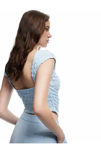 X Melis Ağazat - Slim Fit Yengsiz Tuzilishli Orqa Dekolteli Velosiped Yoqali Crop Futbolka - 3