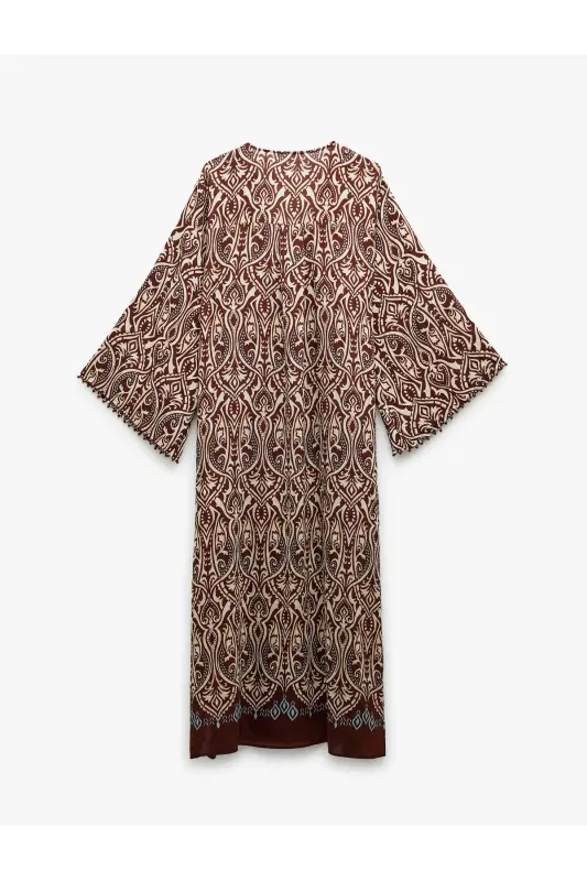 X Melis Ağazat – Kimono-Kleid mit langen, weiten Ärmeln und V-Ausschnitt mit Schlitz und detailliertem Ethno-Muster - Braun gemustert - 4