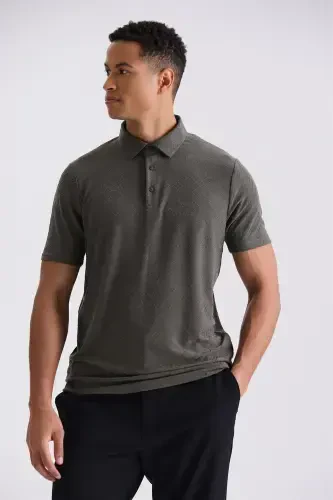 Хаки-цветная тонкая в талии с узором футболка с воротником поло 