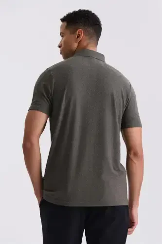 Хаки-цветная тонкая в талии с узором футболка с воротником поло - 4